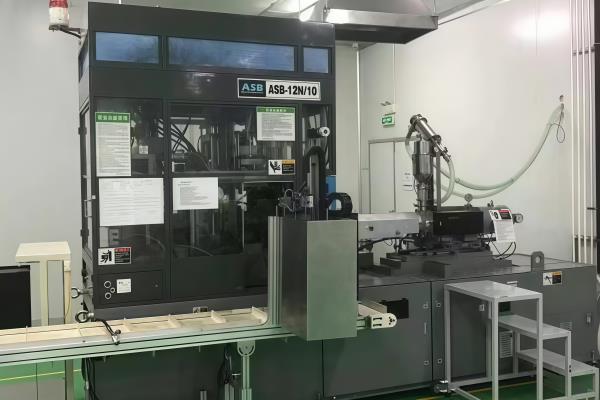 ブロー成型工場