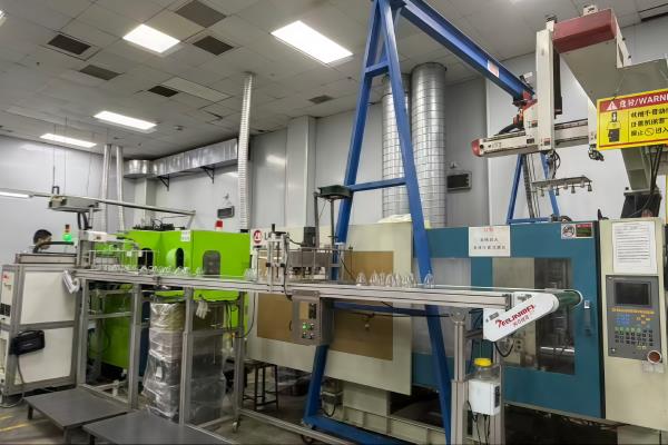 ブロー成型工場