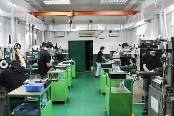 金型工場